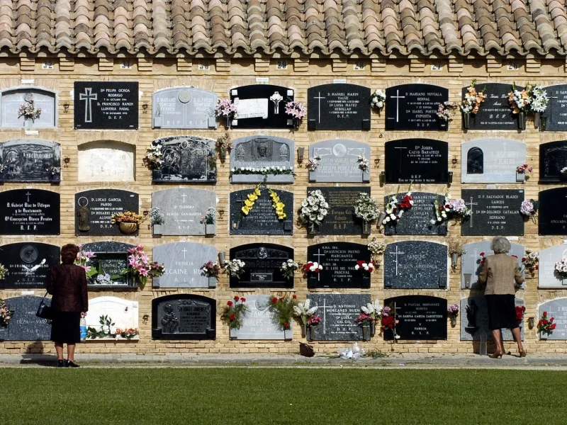 Varios nichos han aparecido destrozados.