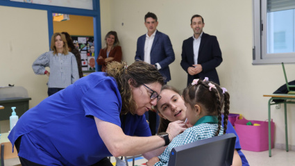 Os nenos do colexio de Cospeito foron os primeiros en recibir a vacina contra a gripe por vía intranasal