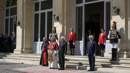Rome (Italy), 14/10/2025.- Pope Leo (C) with Italian President of the Republic, Sergio Mattarella (R) and and Cardinal Pietro Parolin (L), during his visit to the Quirinale, Rome, Italy, 14 October 2025. (Papa, Cardenal, Italia, Roma) EFE/EPA/RICCARDO ANTIMIANI