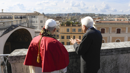 VATICAN CITY (Vatican City State (Holy See)), 14/10/2025.- A handout picture provided by the Vatican Media shows Italian President Sergio Mattarella (R) meeting with Pope Leo XIV at the Quirinale in Rome, Italy, 14 October 2025. (Papa, Italia, Roma) EFE/EPA/VATICAN MEDIA HANDOUT HANDOUT EDITORIAL USE ONLY/NO SALES