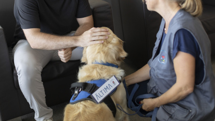 Una adiestradora con un perro de terapia