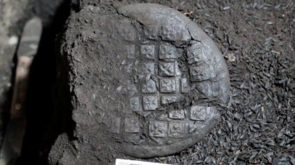 Imagen de una hogaza de pan de 1.300 años de antigüedad