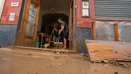 Valencianos achicando agua y sacando el barro del interior de sus viviendas tras la riada de 2024