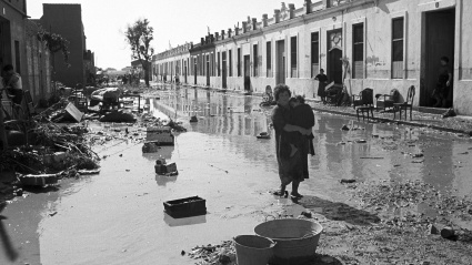 Vecinos de los barrios más afectados intentan levantar sus casas destrozadas por las inundaciones