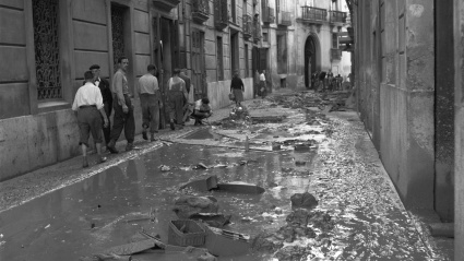 Las calles de Valencia después de sufrir la riada de octubre de 1957