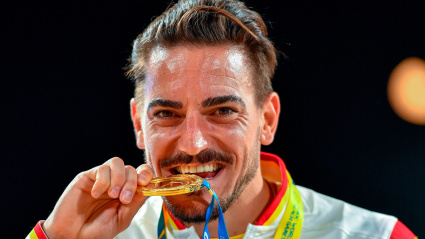 Damián Quintero besa la medalla de oro lograda en kata en los Juegos Mundiales de Playa en Doha en 2019