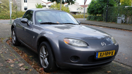 Vista frontal de un Mazda MX5 gris estacionado del año 2007