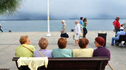 Mujer mayor paseando por el paseo marítimo de Santander