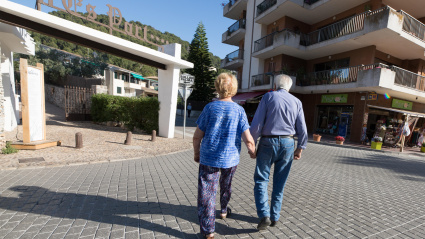 Pareja de jubilados caminando de la mano, Mallorca