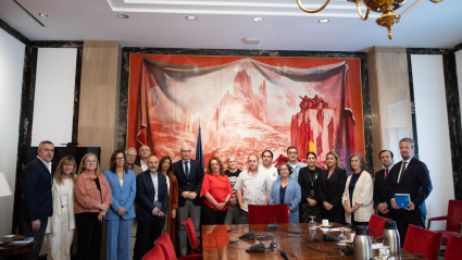 Representantes del comité se reunieron en el Congreso con los miembros de la Comisión de Industria
