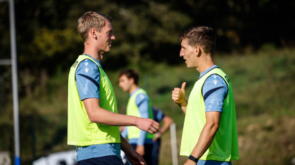 Oskarsson y Aihen Muñoz hablan durante una sesión de entrenamiento de la Real Sociedad