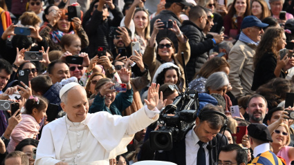 VATICAN CITY (Vatican City State (Holy See)), 15/10/2025.- Pope Leo XIV greets the faithful during his weekly general audience in St. Peter's Square, in Vatican City, 15 October 2025. (Papa) EFE/EPA/MAURIZIO BRAMBATTI