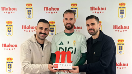 Aarón Escandell, con el trofeo 'Jugador Cinco Estrellas'