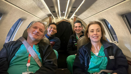 Imagen del personal médico en un transporte aéreo