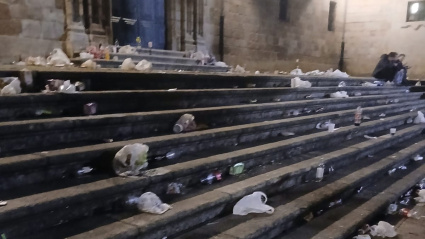Estado en el que quedó la escalinata de la Praza de Santa María tras una noche de fiesta