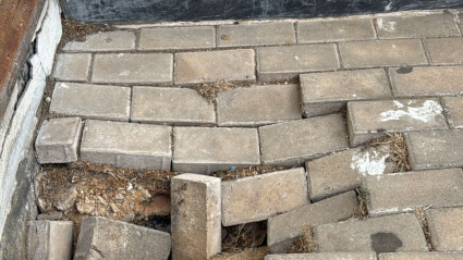 Socavón en la bajada de las escaleras de la Plaza Gabriel Montesinos