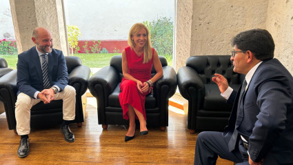 Almudena Martínez y Juancho Ortiz con el gobernador de Arequipa.