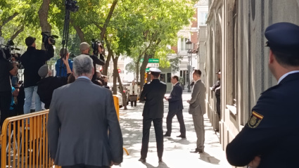 Ábalos saliendo del Tribunal Supremo manteniendo las medidas cautelares