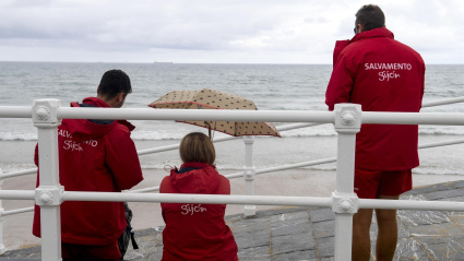 Socorristas, en la playa de San Lorenzo de Gijón