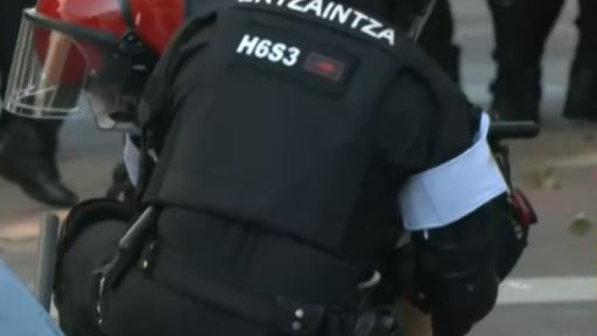 Ertzainas retienen a uno de los antifalangistas que provocaron disturbios en Vitoria