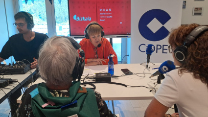 Julia Moreno y María José Alcalde, usuarias de EtxeTIC Basauri
