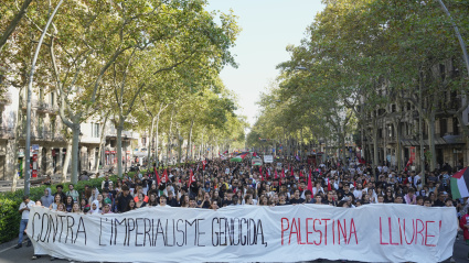 Miles de personas se manifiestan en Barcelona para denunciar el "genocidio" de Israel en Gaza