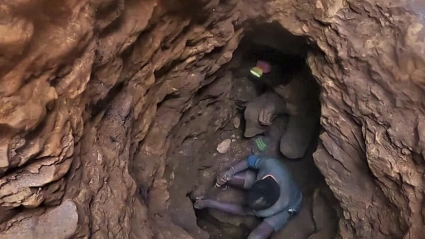 Niños en una mina de Coltán