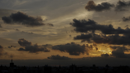 Vista general del atardecer nublado sobre la ciudad de Valencia