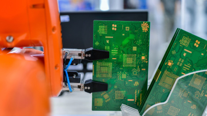 Sistema de automatización de brazo robótico moderno que mueve placas de circuitos en una fábrica