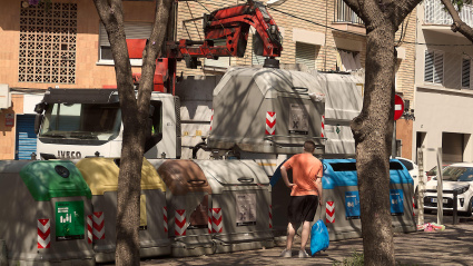 Un camión recogiendo basura en Viladecans, Barcelona