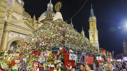 Miles de personas han participado en la tradicional Ofrenda de Flores para componer con sus ramos el manto de flores de la Virgen del Pilar en Zaragoza