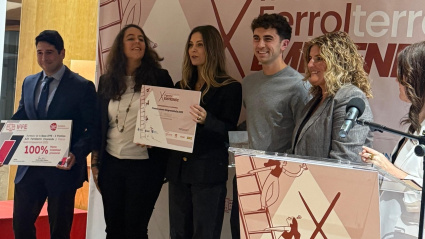 Alberto y Malena recibiendo el premio a los mejores jóvenes empresarios de AJE