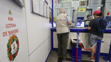 Gente esperando a comprar su décimo de Lotería de Navidad en 2024 en 'Doña Manolita'