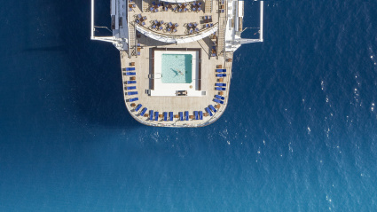 Imagen de la piscina en la popa