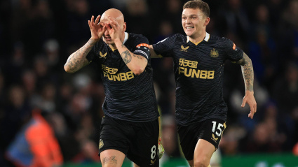 Jonjo Shelvey celebra un gol con la camiseta del Newcastle.