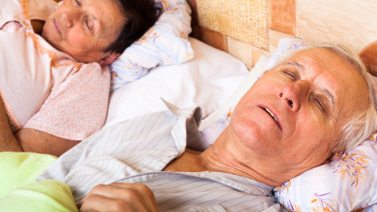 Un matrimonio mayor durmiendo en la cama