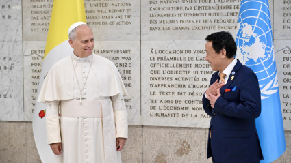 ROMA (Italy), 16/10/2025.- Director-General of the Food and Agriculture Organization (FAO) Qu Dongyu (R) welcomes Pope Leo XIV (L) on World Food Day, marking the 80th anniversary of the FAO and the inauguration of the new FAO MuNe  Food and Agriculture Museum and Network, at FAO headquarters in Rome, Italy, 16 October 2025. (Papa, Italia, Roma) EFE/EPA/ALESSANDRO DI MEO