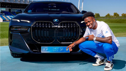 Vinicius posa con el I7, modelo elegido por el brasileño y varios jugadores de la plantilla.