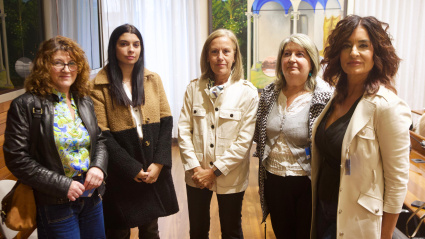 Nerea Peláez junto a su familia y la diputada Pilar Fernández Pardo (PP)
