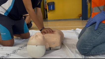 Alumno del colegio Santa Ana aprendiendo RCP
