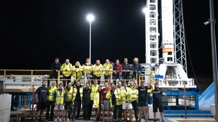 El equipo de PLD Space, con el cohete Miura 1