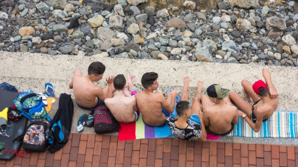 Adolescentes en la playa en España