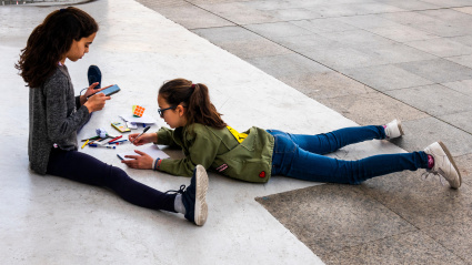 Dos jóvenes adolescentes españolas estudiando juntas