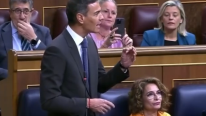 Los diputados socialistas, Patxi López y Montse Mínguez, con su móvil grabando, detrás de Pedro Sánchez