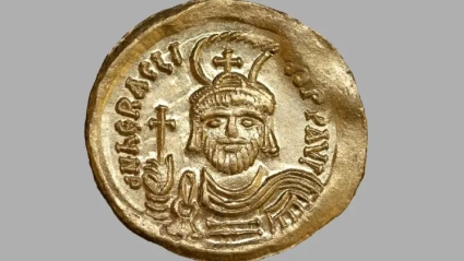 Detalle de una moneda de oro con el retrato de un emperador bizantino