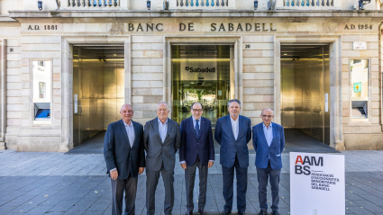 Los miembros de la Junta de la Asociación de Accionistas Minoritarios de Banco Sabadell ante la sede del banco