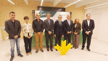 Miembros de la Asociación Española Contra el Cáncer y Caja Rural, en la firma del convenio.