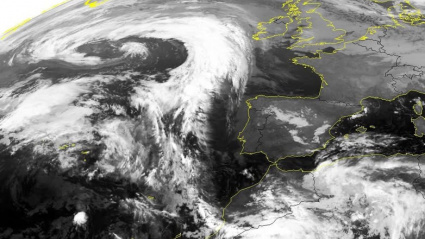 Imagen de satélite con la borrasca que cambiará el tiempo en Galicia este fin de semana