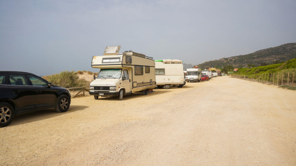 Una autocaravana en la playa de Valdevaqueros, en Cádiz