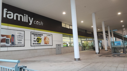Entrada al supermercado de Family Cash en Abella